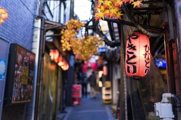 Deurstickers Tokio Restaurantstraat versierd met rood blad in Tokyo