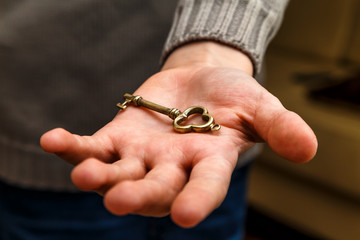 старый ключик на детской ладони