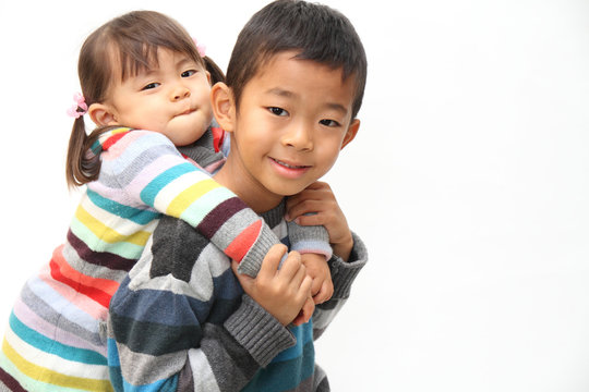 妹をおんぶするお兄ちゃん 7歳と2歳 Stock Photo Adobe Stock