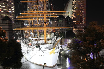 ライトアップされる日本丸