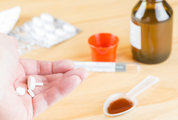 Obraz na płótnie Canvas Tägliche Tabletteneinnahme bei einer schweren Grippe