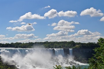 Die Niagara Wasserfälle: American Falls, Bridal Veil Falls, fotografiert von der Kanada Seite aus.