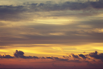 Obraz premium Beautiful morning sunrise in a luminous cloud.