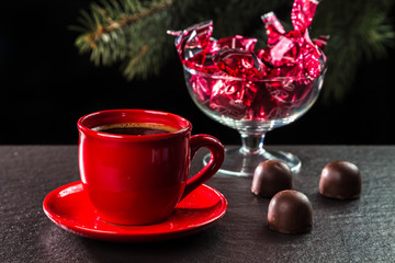 кофе в красной кружке с шоколадными конфетами
