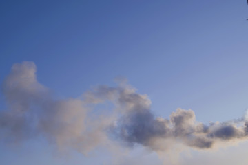 Obraz premium The texture of the smoke on blue sky background