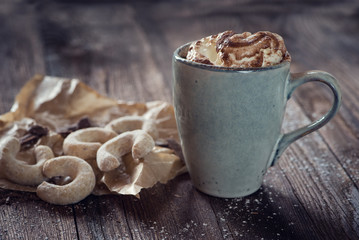 Heiße Schokolade mit Sahne und Vanillekipferl