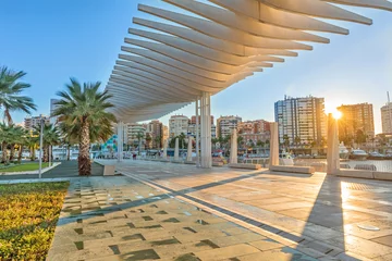 Photo sur Plexiglas Porte Remblai piétonnier dans la zone portuaire de Malaga