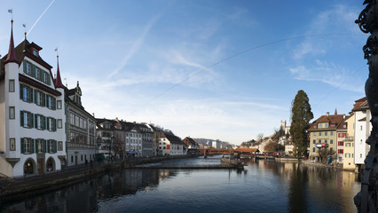 Svizzera, 08/12/2016: lo skyline della città medievale di Lucerna, famosa per i suoi ponti di legno coperti 