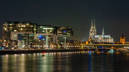 Köln – Kranhäuser und Dom; Deutschland 