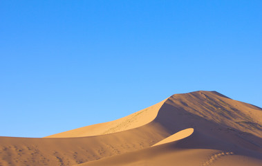 Fototapeta na wymiar This is a giant sand mountain against the blue sky. 