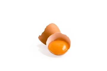 Foto op Plexiglas Eijuk in gebarsten eierschaal geïsoleerd op een witte achtergrond © Leon