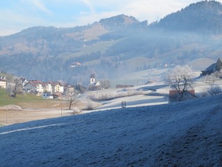 Blick auf das winterliche Dorf Goldingen