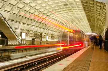 Foto op Plexiglas Treinstation Trein die een metrostation binnenrijdt