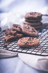 Schokoladen Cookies auf einen Rost