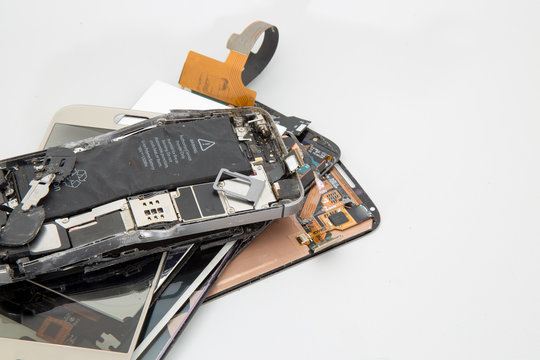 Telefono movil roto, piezas y componentes con fondo blanco