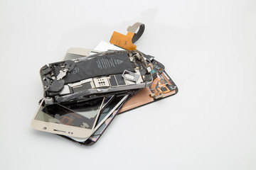 Telefono movil roto, piezas y componentes con fondo blanco