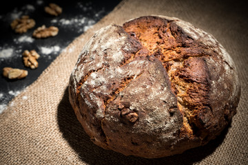 Walnussbrot mit Nüssen und Mehl