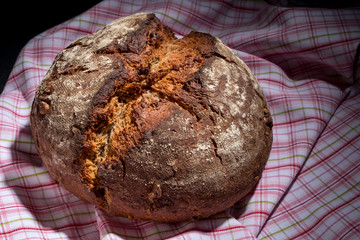 Walnussbrot auf kariertem Tuch