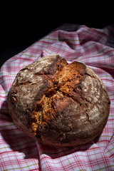 Walnussbrot auf Geschirrtuch