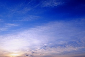 朝焼けのはけ雲の背景素材