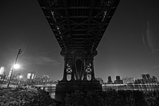 Fototapeta Under the Manhattan bridge at night in New York