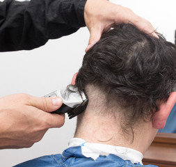 Obraz na płótnie Canvas hairdresser cuts men's hair cut