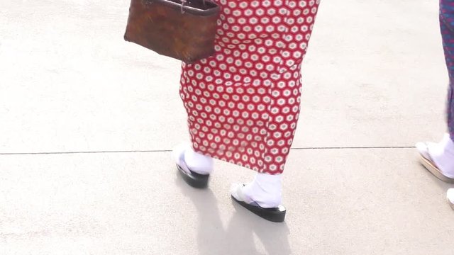 浴衣の二人の女性が歩いている