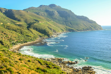 Le tronçon sinueux de la route entre Hout Bay et Noordhoek, près du Cap, est l& 39 un des monuments touristiques les plus attrayants d& 39 Afrique du Sud.