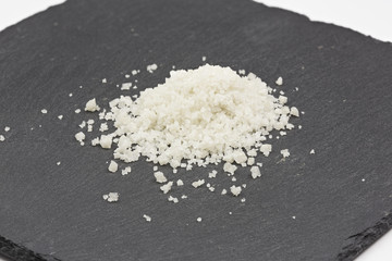 Häufchen grobkörniges Speisesalz auf Steinoberfläche