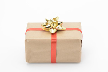 Caja de regalo con lazo amarillo y cinta roja