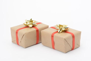 Caja de regalo con lazo amarillo y cinta roja