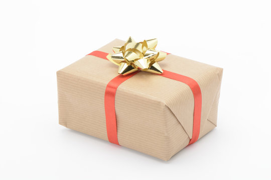 Caja de regalo con lazo amarillo y cinta roja