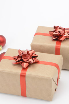 Cajas de regalo con lazo rojo y cinta roja, detalle