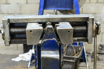 Machine tool for splicing steel cable.