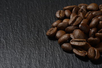 Granos de café sobe fondo negro negro