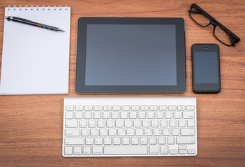 Business tablet with paper note and pen