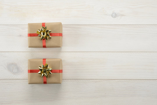 Cajas de regalo sobre fondo de madera blanca