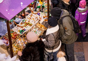 people choose Christmas toys