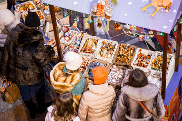 people choose Christmas toys