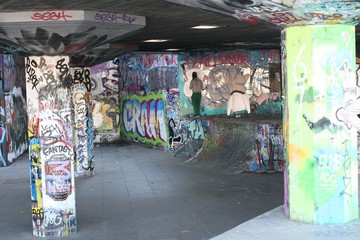 graffiti grafitero urban skate skater columns