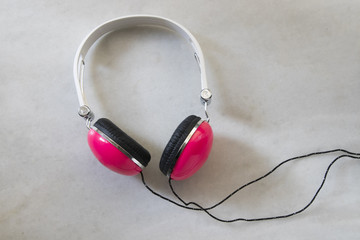 headphones pink in the background of marble white