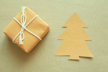 Obraz na płótnie Canvas Christmas tree brown paper and gift box with copy space.