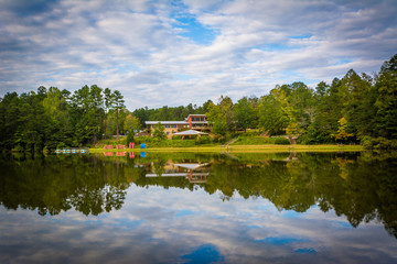 Obraz premium Beautiful reflections at Lake Norman State Park, North Carolina.