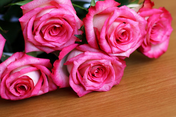 A bouquet of flowers ,composed of roses.