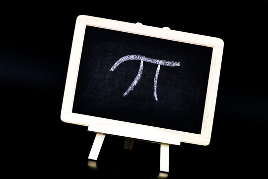 Pi-Symbol auf Tafel