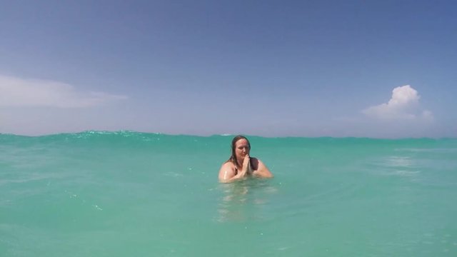 Frau badet in der  Karibik vor Kuba Varadero