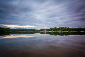 Obraz premium Long exposure of Lake Norman at sunset, at Lake Norman State Par