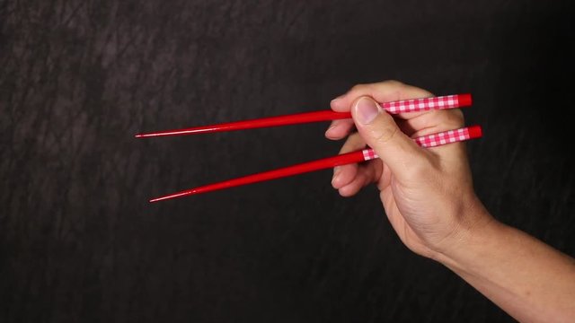 日本の作法の師範が教える正しい箸の持ち方の動画How to use Chopsticks Correctly