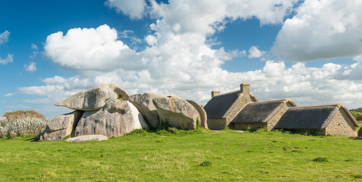Felsen und eine Hüttenreihe, Meneham, Bretagne, Frankreich