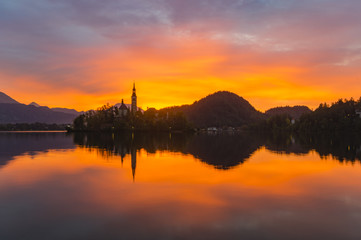 Fototapeta na wymiar beautiful sunrise on the lake bled